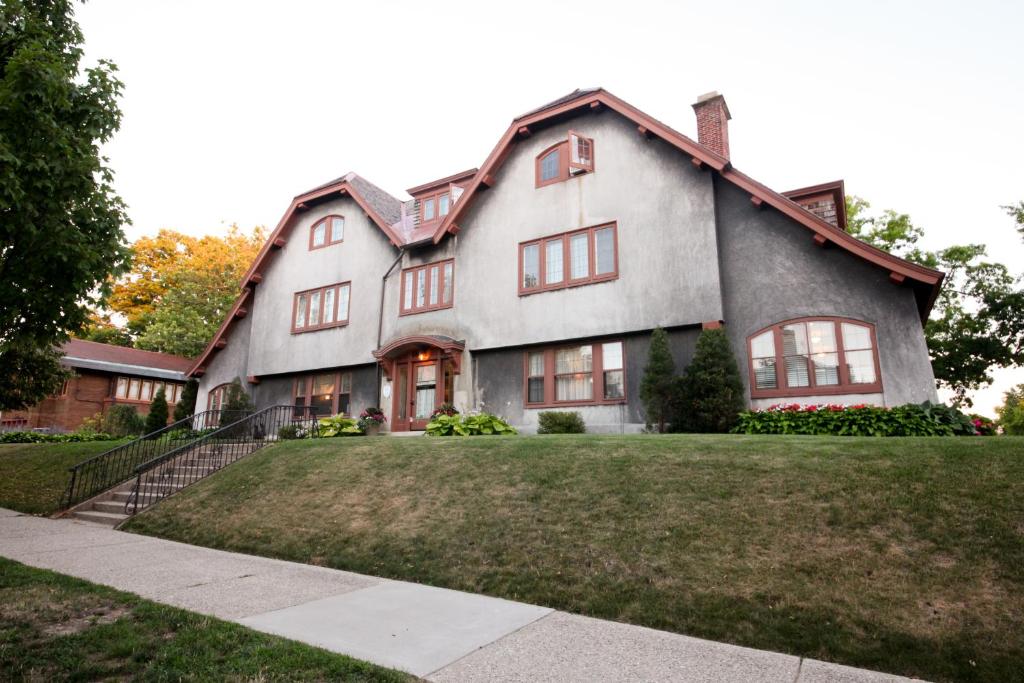 Leonard at Logan House, Grand Rapids
