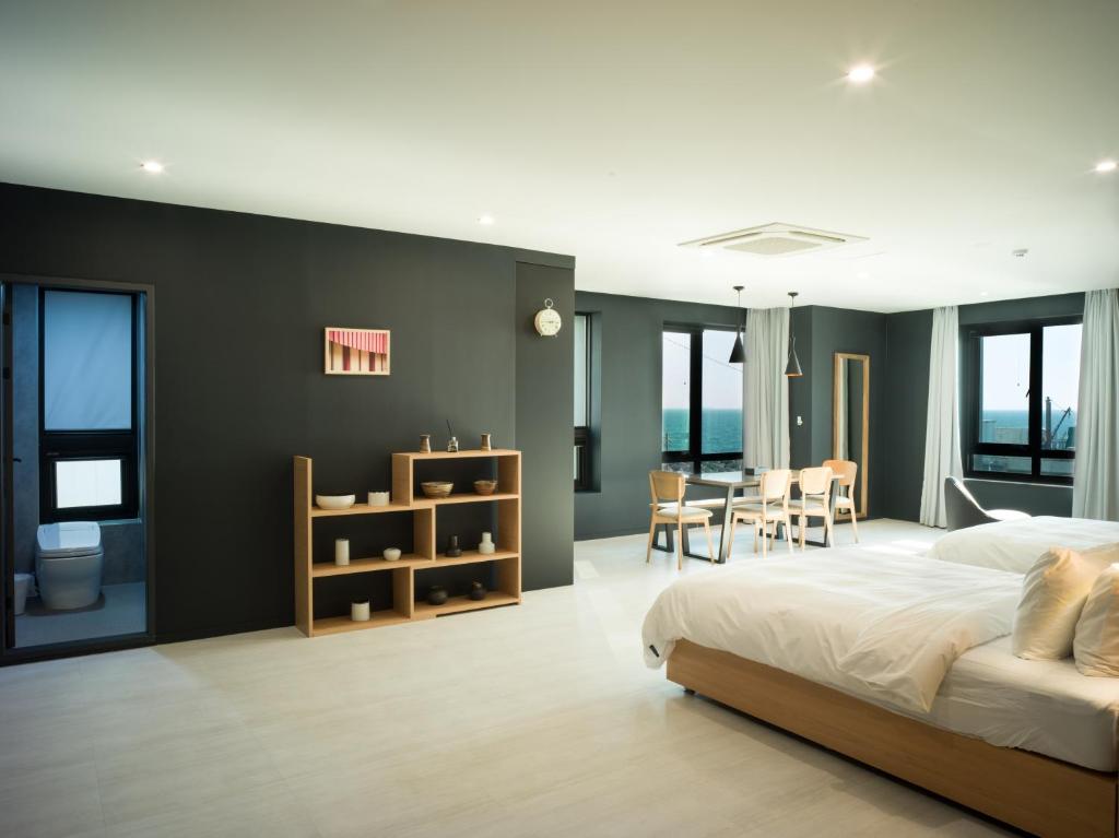 Mipo Oceanside Hotel room