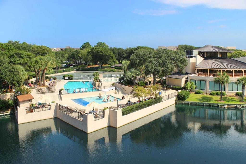 Island Club 5 Main image 2