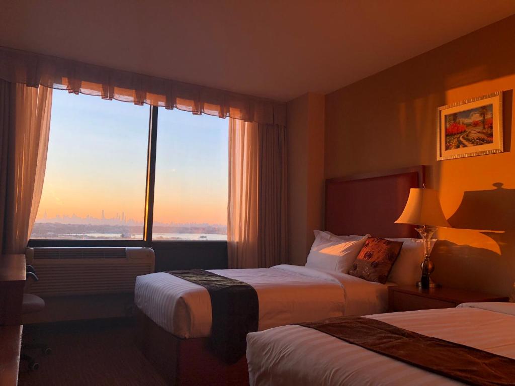Ramada by Wyndham Flushing Queens photo