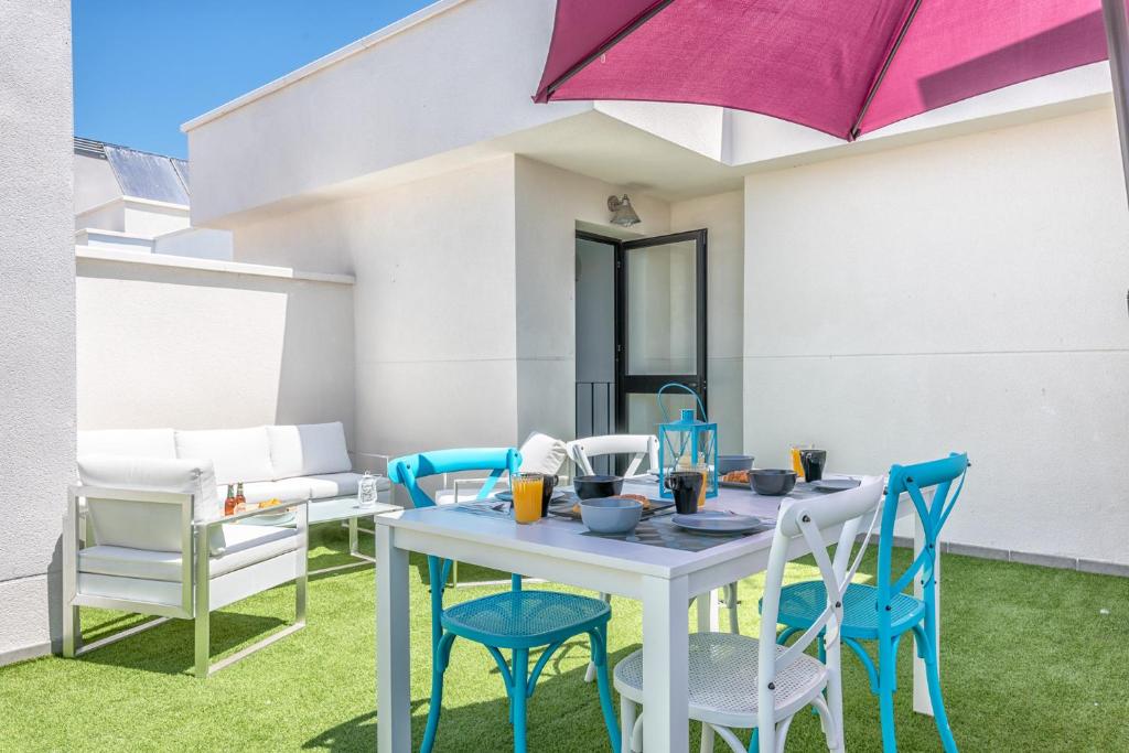 Atico con terraza ac 1hab en el centro y piscina comunitaria - 4