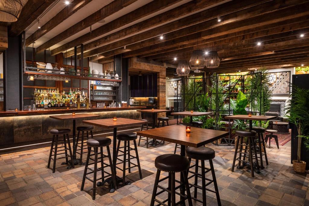 Highly-rated bar