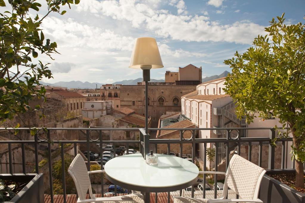 Hotel Porta Felice terrace dinning with palermo italy city view