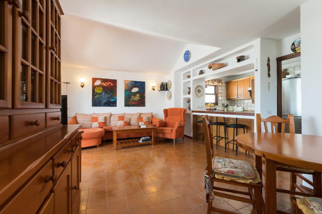 2BR Beach House - Solarium & Shower Terrace - 13 - 2