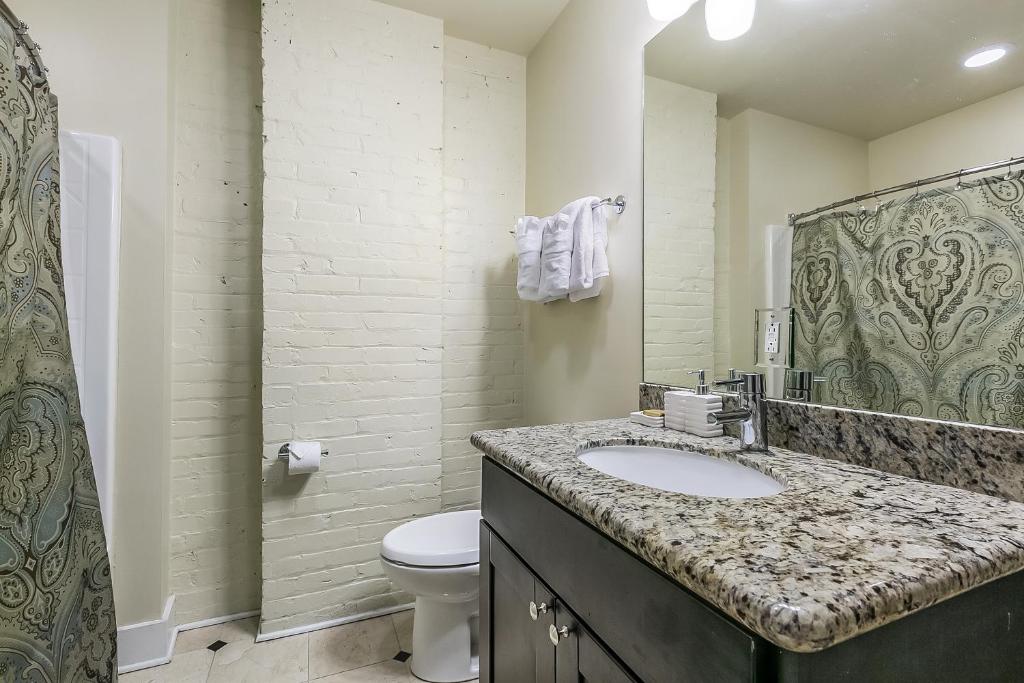 Modern Condos near French Quarter & Bourbon Street photo