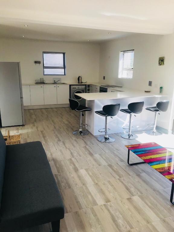 Modern secure beach house in Mykonos — Hotel in Langebaan