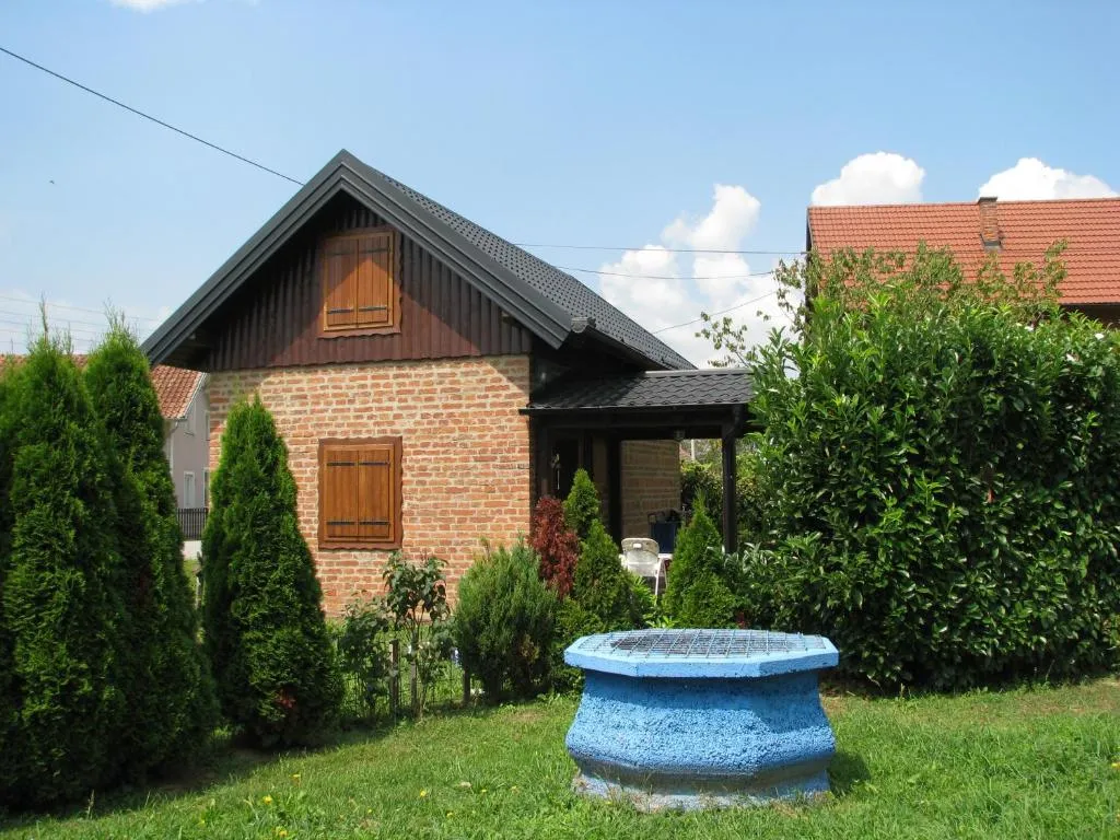Cottage Plavi Lav Potok，位于Potok的酒店