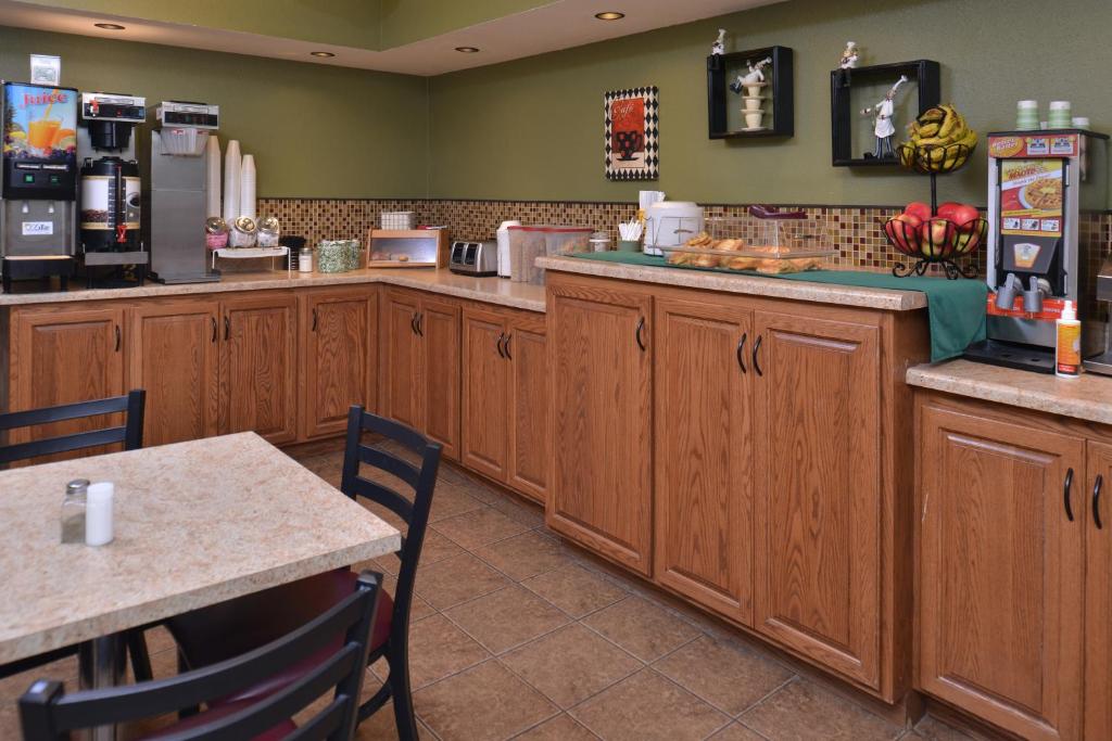 Cottonwood Inn and Conference Center photo