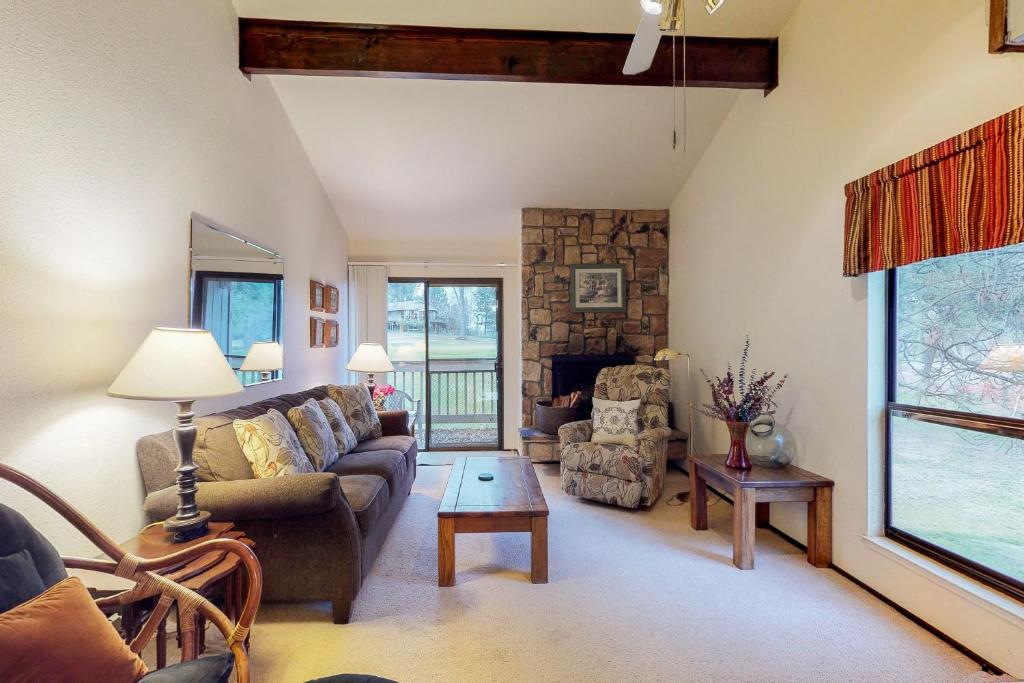 Golf Course Condo (Oaks #4) — Hotel in Groveland (CA)