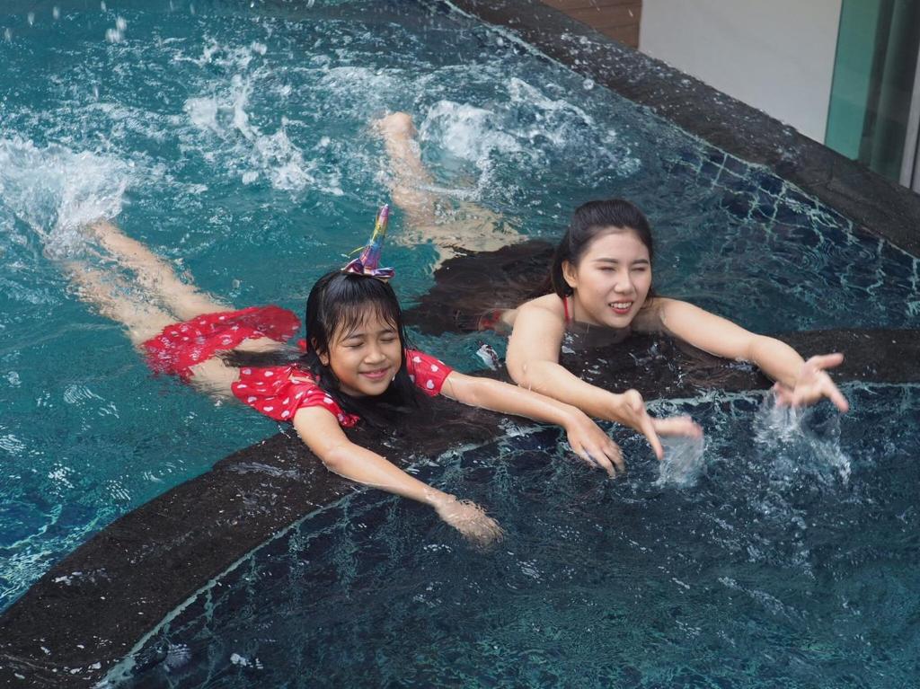 スイミングプール