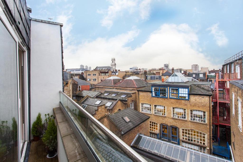 Trendy 2 Bedroom apartment in vibrant Shoreditch, central London zone 1 free WiFi - sleeps 4+2 photo