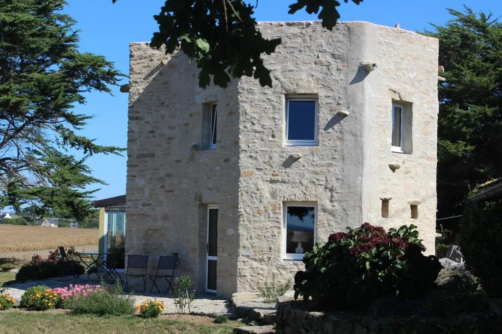 La Tour du Bois Dormant, hotel in Plozévet