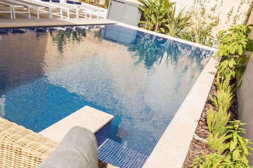 スイミングプール