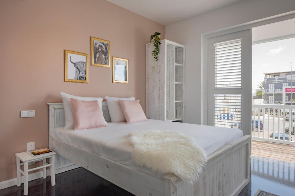 Rom med queen-size-seng og balkong