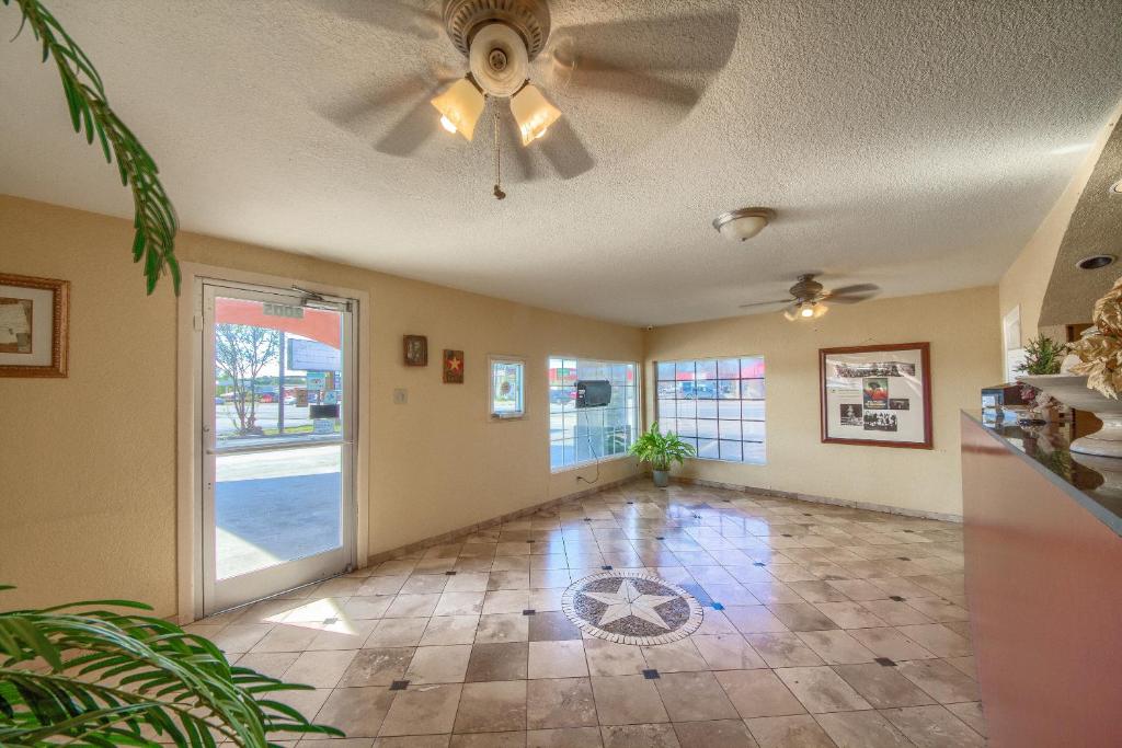 Popular attractions Area Nearby Property