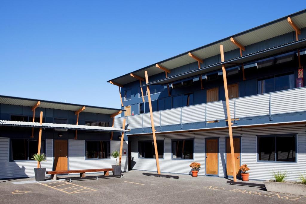 Exterior view, Beach House Motel in Tauranga