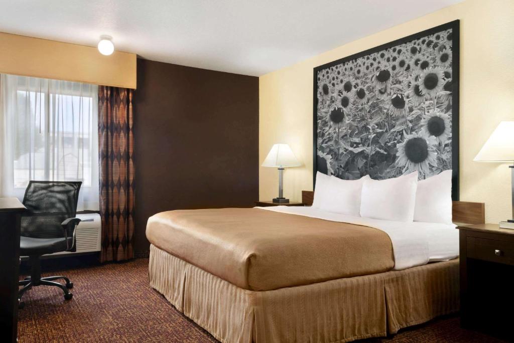 Super 8 By Wyndham Des Moines photo
