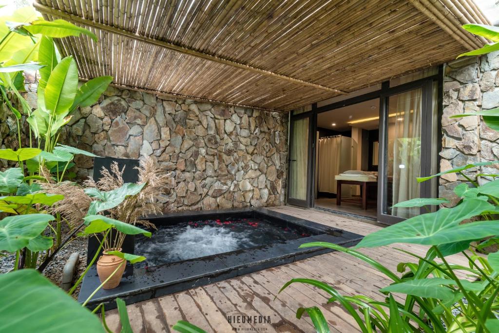 Hot tub