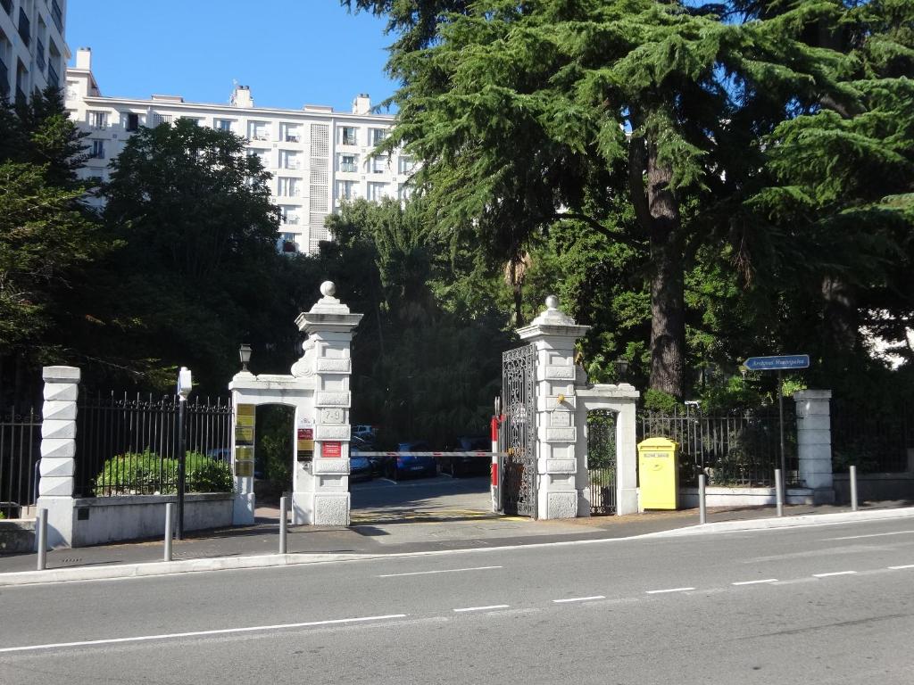 LES GRANDS CEDRES C1 7 Avenue de Fabron photo