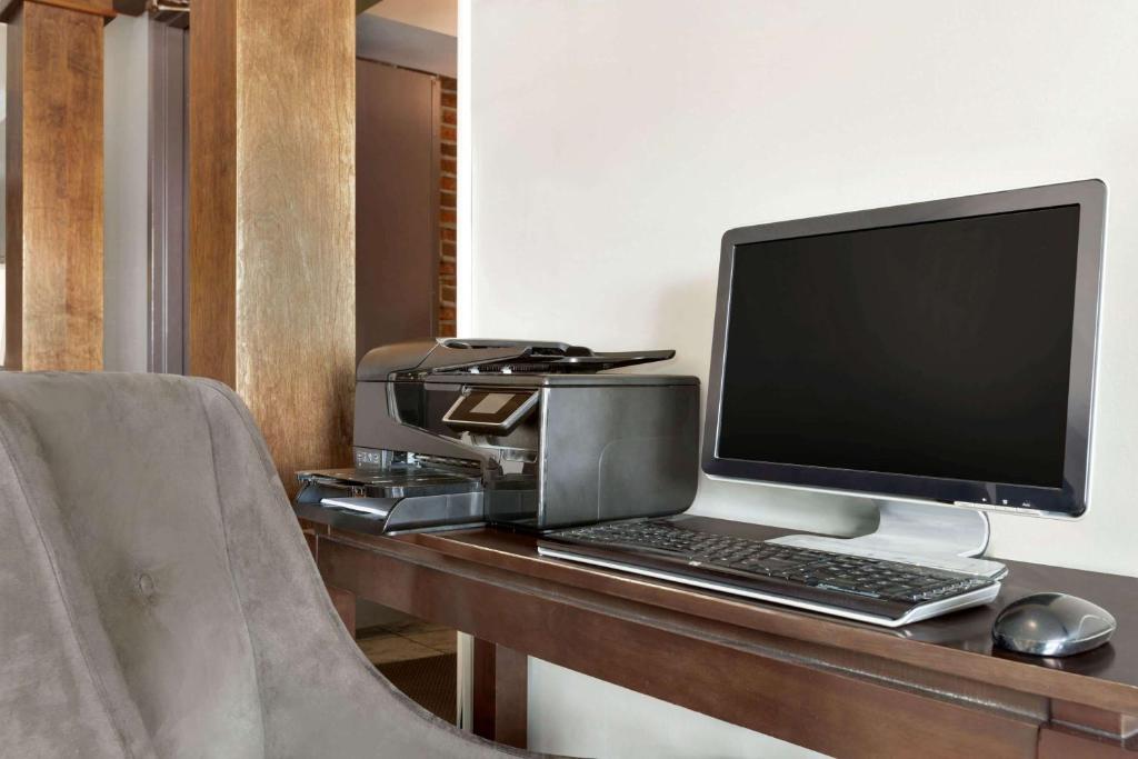 Travelodge by Wyndham Kingston LaSalle Hotel photo