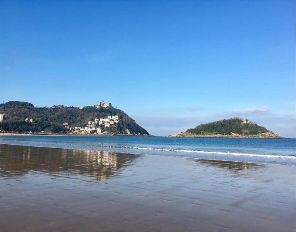 Ondarreta Beach & terrace FREE PARKING + WIFI  photo