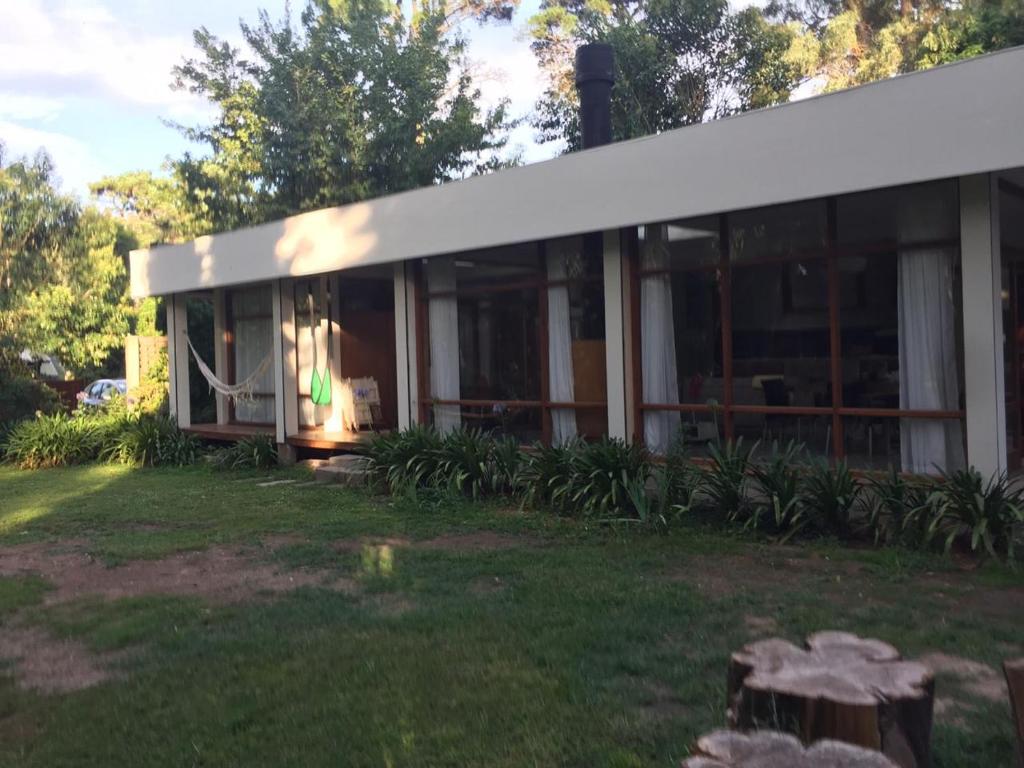 Casa moderna en el Bosque Peralta Ramos en Mar Plata, Argentina - 2 opiniones, precios | Planet Hotels