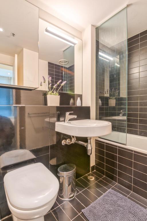 Collins St, Southern Cross, 2 bd, PARKING, FREE WIFI photo