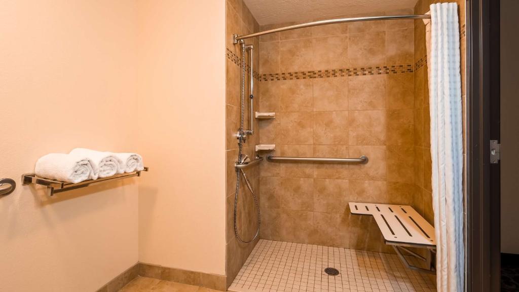 Best Western Plus Airport Inn & Suites Photo 9