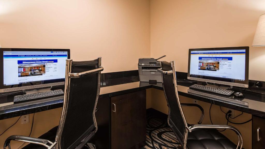 Best Western Plus Airport Inn & Suites Photo 11