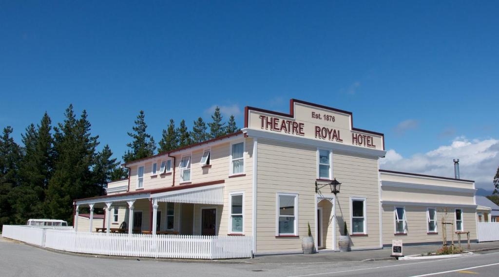 Theatre Royal Hotel — Hotel in Kumara
