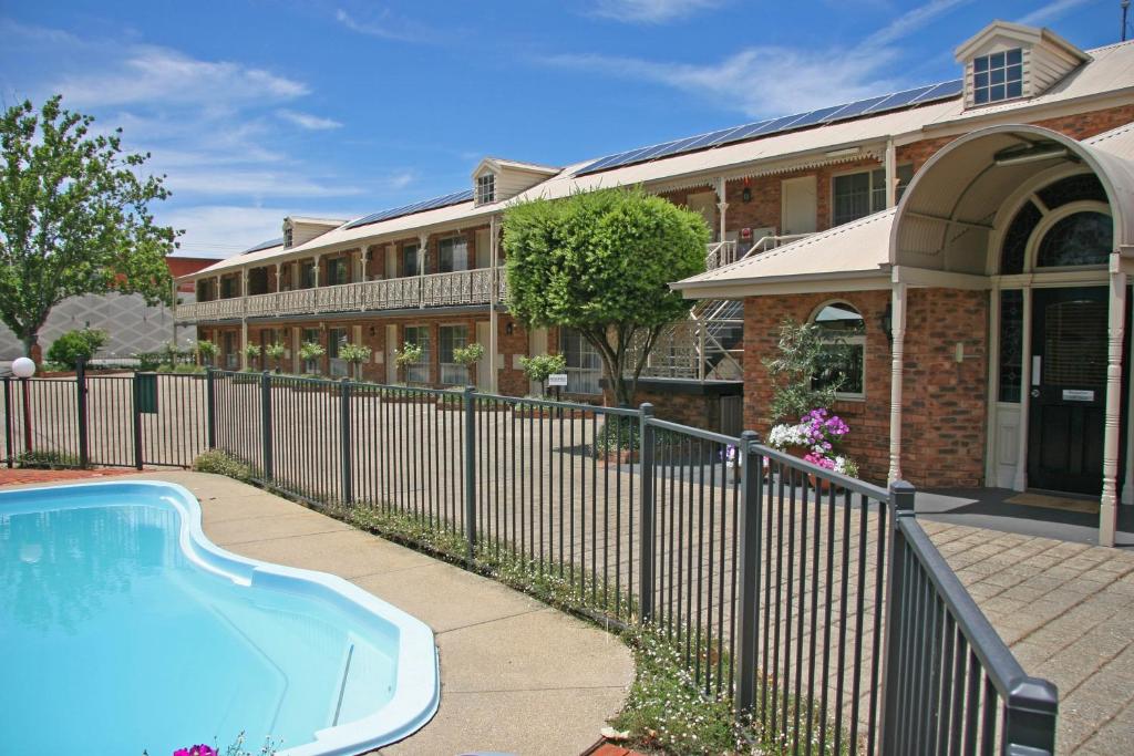 Hermitage Motor Inn photo