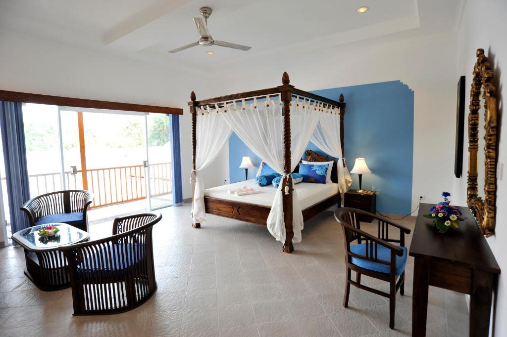 Aquarius Beach Hotel photo