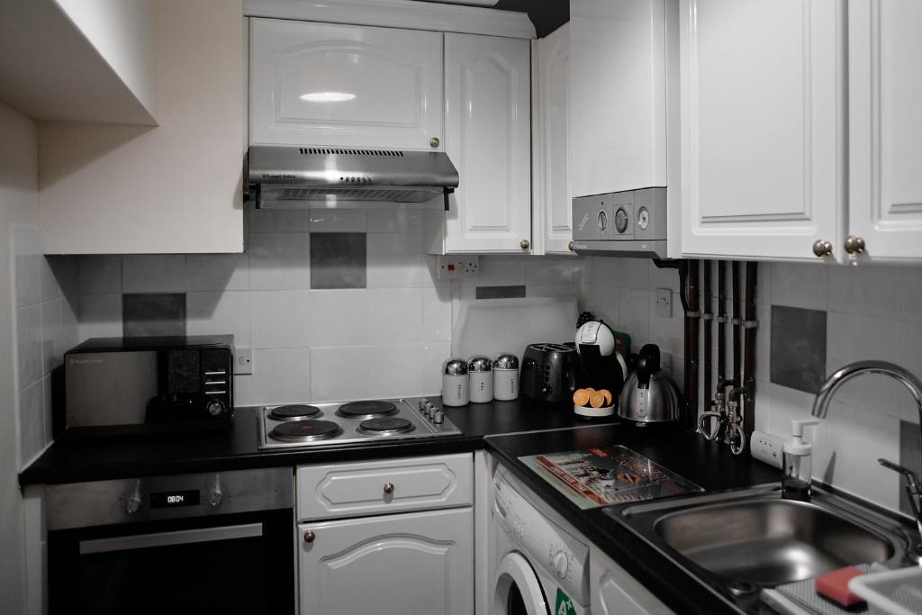 Central Located Two Bedroom Suite 전경