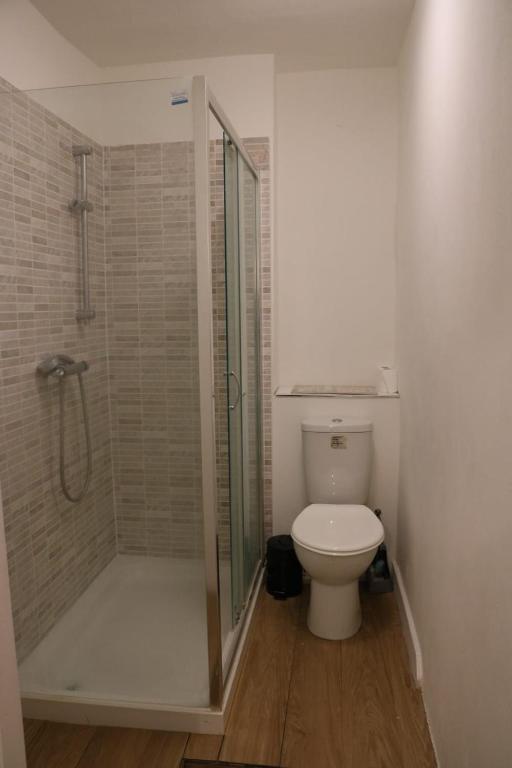 Victoria style flat near Victoria station photo
