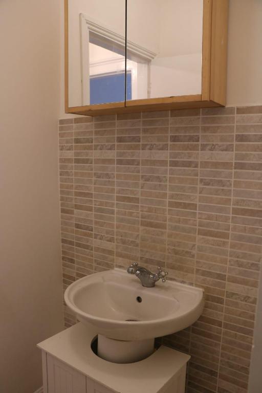 Victoria style flat near Victoria station photo