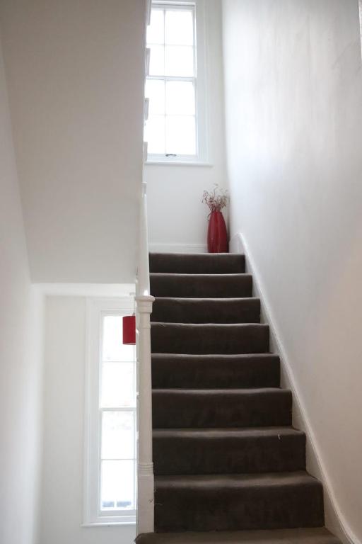 Victoria style flat near Victoria station photo