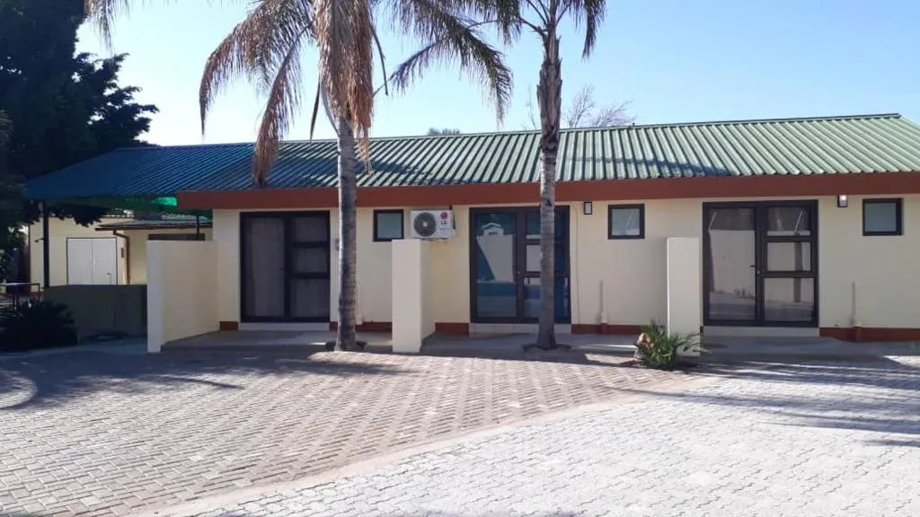 RY Courtyard, hotel in Oshakati
