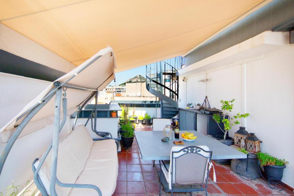 Topfloor stylish apartment with Acropolis view! photo