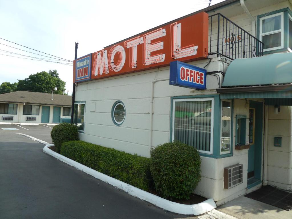 Milwaukie Inn Portland South photo