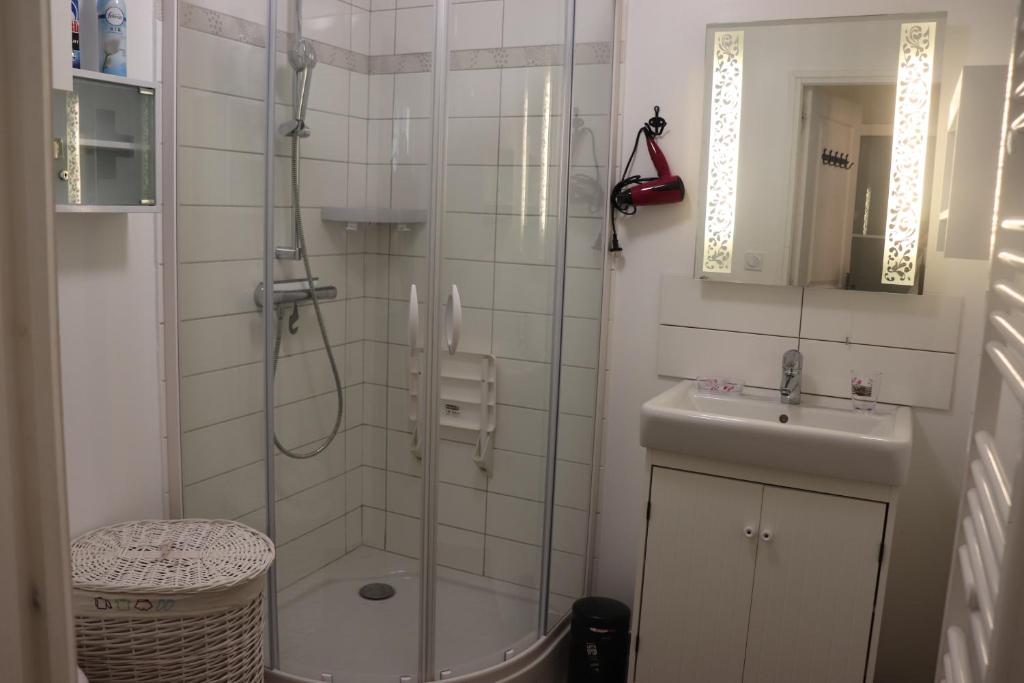 Villa des sables avec 1 studio pour 2 personnes pouvant être complété par une chambre avec sa salle de bain et WC si 4 personnes - 4