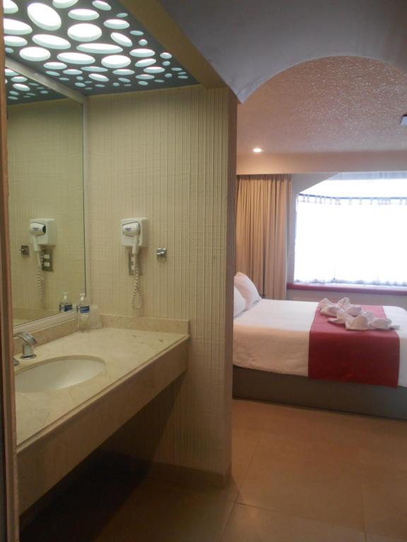 Hotel Puente Real - 4