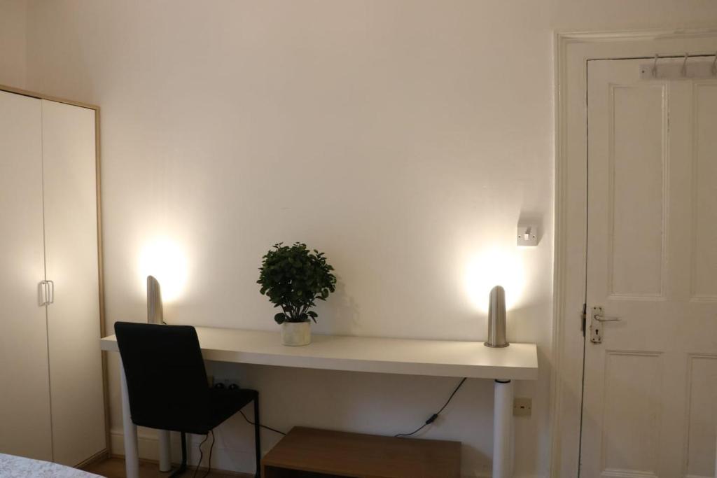 Victoria style flat near Victoria station photo