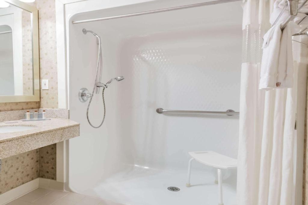 Wingate By Wyndham Dfw / North Irving Photo 3