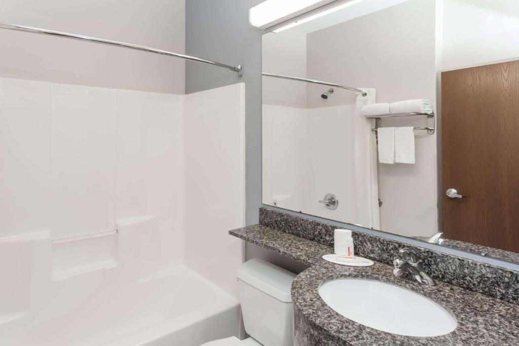 Microtel Inn & Suites By Wyndham Elkhart Photo 3