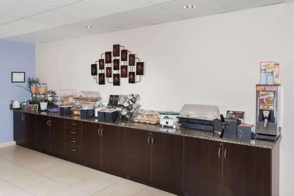 Microtel Inn & Suites By Wyndham Elkhart Photo 6