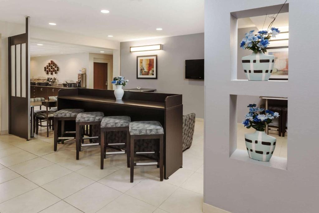 Microtel Inn & Suites By Wyndham Elkhart Photo 8