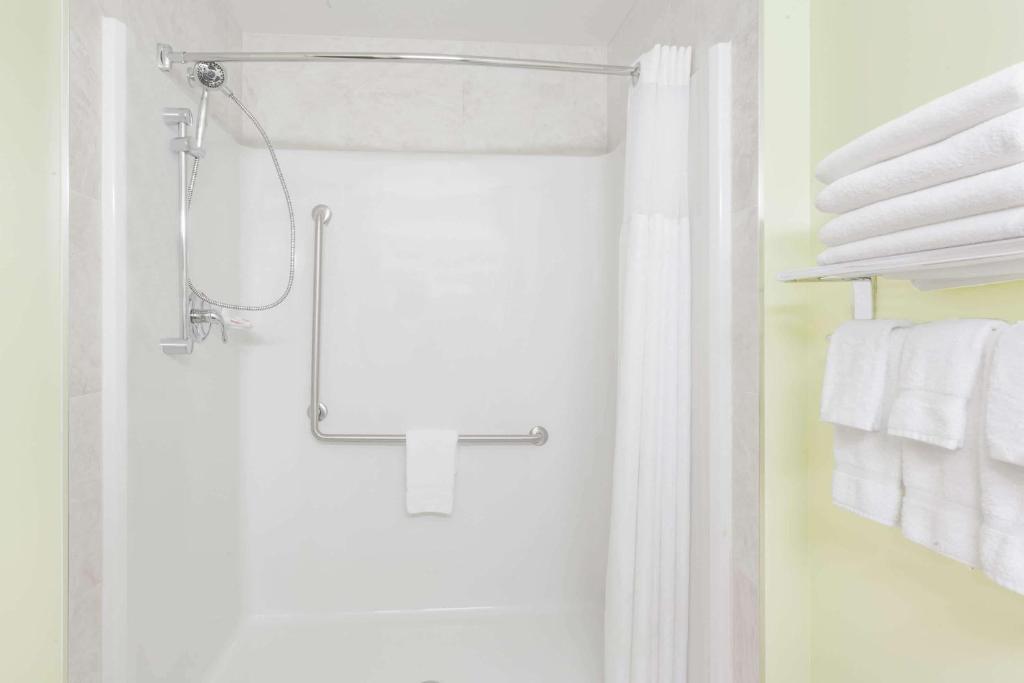 Ramada By Wyndham Carlyle Photo 2