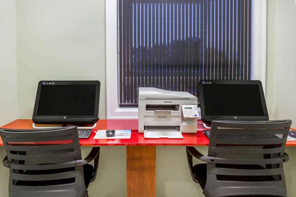 Ramada By Wyndham Carlyle Photo 6