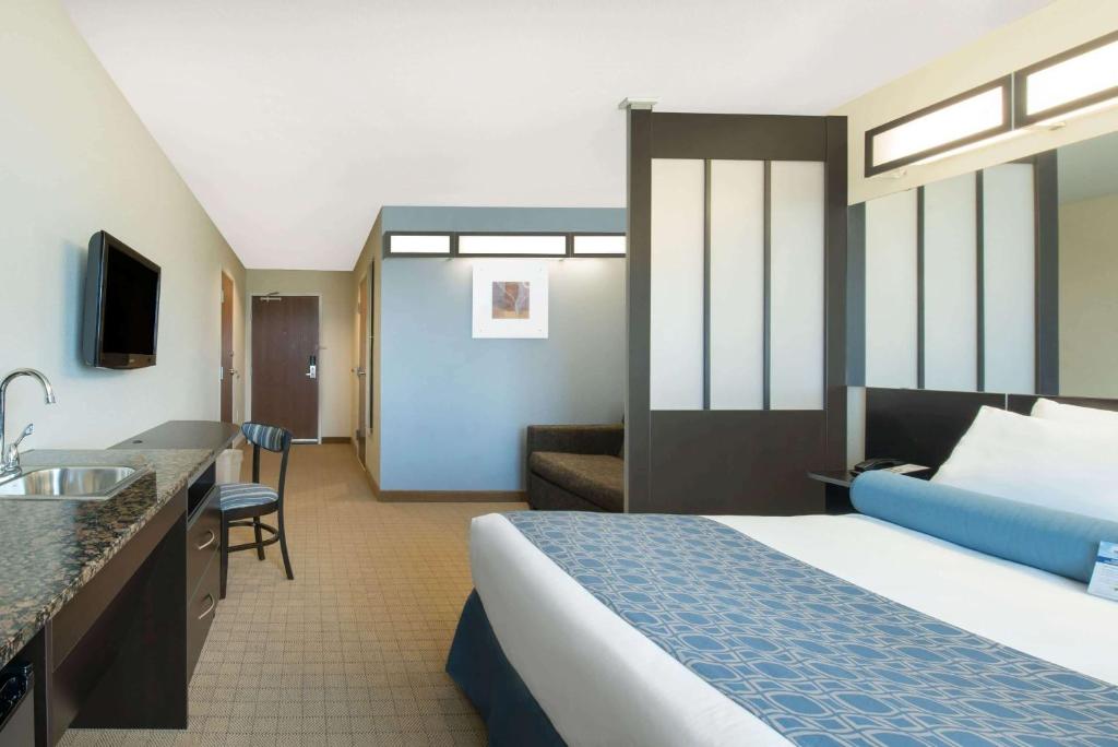 Microtel Inn & Suites By Wyndham Stanley Photo 5