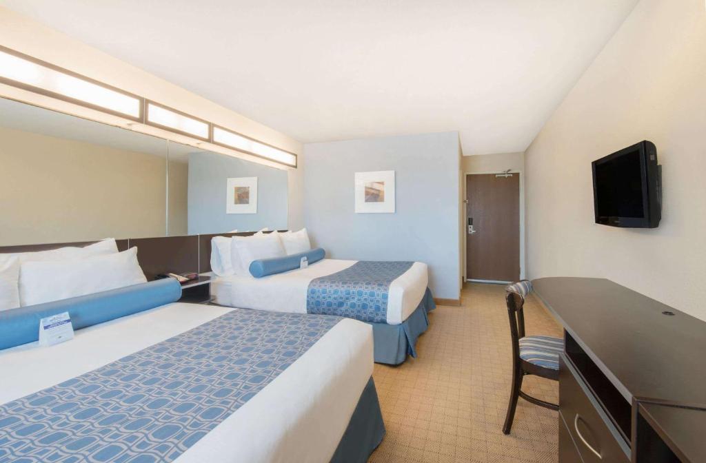 Microtel Inn & Suites By Wyndham Stanley Photo 6
